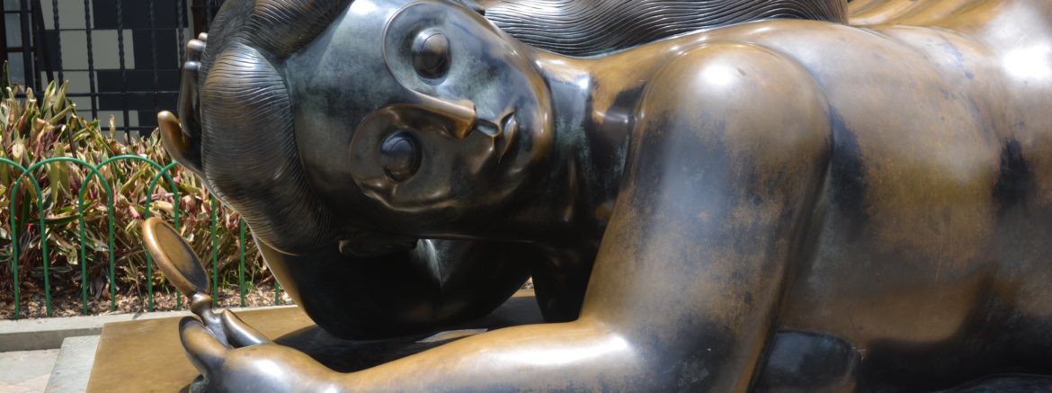 Mujer con espejo, Plaza Botero, Medellin, Colombia