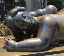 Mujer con espejo, Plaza Botero, Medellin, Colombia